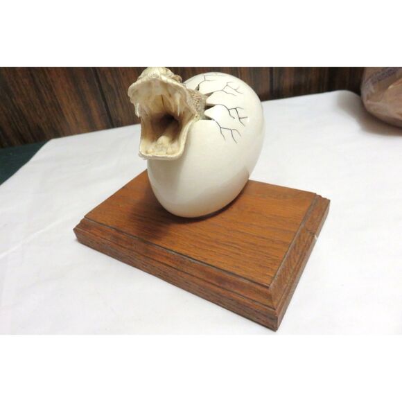 RARE VINTAGE TAXIDERMY SMALL RATTLESNAKE HEAD BURSTING OUT OF A CERAMIC EGG - Picture 2 of 7